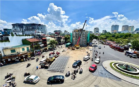 Hà Nội gấp rút "thay áo mới" cho Quảng trường Đông Kinh Nghĩa Thục, dự kiến hoàn thành trong tháng 8