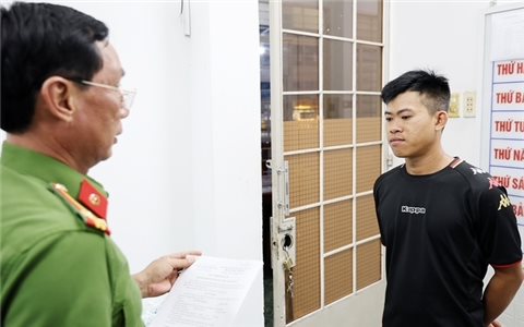 Bắt kẻ yêu cầu con nợ chụp ảnh khỏa thân, quan hệ tình dục mới cho vay tiền lãi nặng