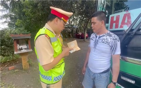 Xe khách chở quá 21 người, tài xế khai tên giả để “né” cơ quan chức năng
