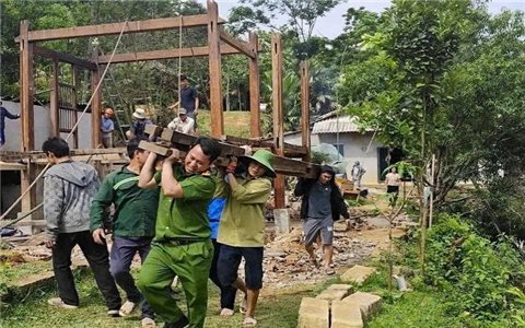 Những người con "sâu một việc, biết nhiều việc" của bản làng