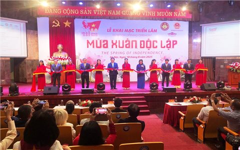 Triển lãm tranh sơn mài khổ lớn "Mùa Xuân Độc lập"