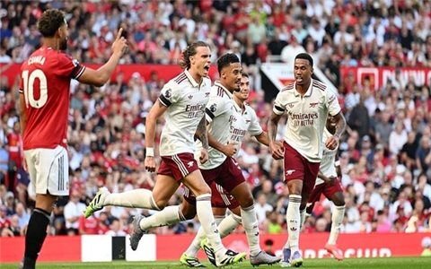 Arsenal giành chiến thắng tối thiểu trước Manchester United trong ngày ra quân Ngoại hạng Anh