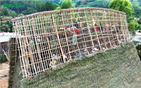Đồng bào Xơ Đăng làng Kon Teo Đăk Lấp chung tay sửa chữa lại nhà rông truyền thống