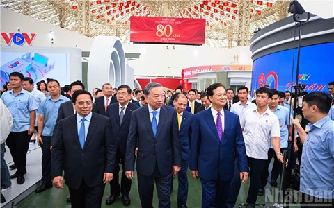 Tổng Bí thư và Thủ tướng tham quan Trung tâm Hội chợ Triển lãm Quốc gia