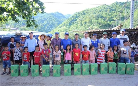 Vinamilk hỗ trợ đồng bào Nghệ An khắc phục hậu quả thiên tai
