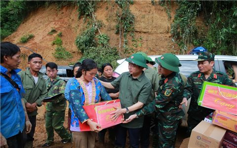Bộ Quốc phòng điều máy bay cứu trợ khẩn cấp đến vùng lũ Điện Biên