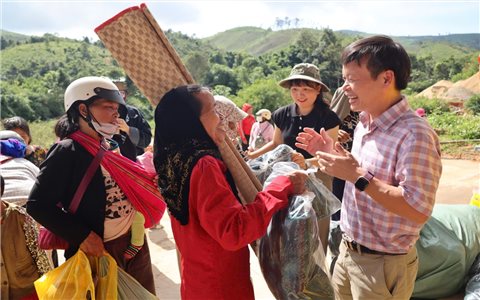 Phiên chợ 0 đồng ấm lòng đồng bào Xơ Đăng