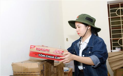 "Gác" lại kỳ nghỉ hè để sẻ chia với đồng bào vùng lũ