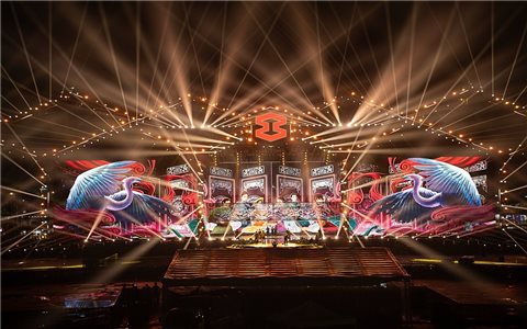 8Wonder 2025: Cột mốc mới đối với ngành công nghiệp biểu diễn khi một đại nhạc hội quốc tế “sold out” 50.680 vé.