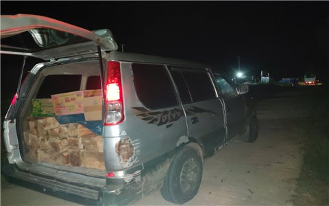 Bảo vệ rừng bắn chỉ thiên chặn xe chở gỗ lậu