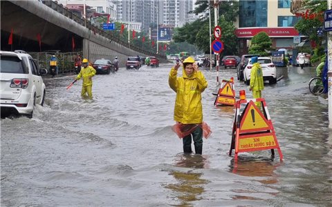 Hà Nội: Nhiều tuyến phố, khu dân cư ngập sâu, ô tô 'ngâm mình' trong nước