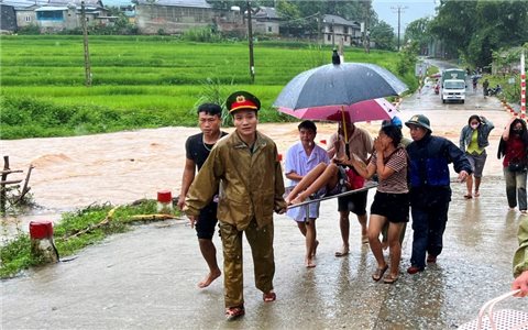 Đưa sản phụ vượt lũ đến bệnh viện an toàn, bé trai chào đời khỏe mạnh, nặng 3,7kg