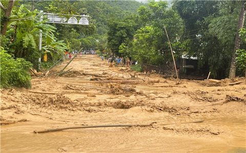 Thanh Hóa: Sơn Điện quay cuồng trong mưa lũ, nhiều bản bị cô lập