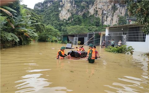 Mưa lũ cô lập hàng nghìn hộ dân ở Thanh Hóa