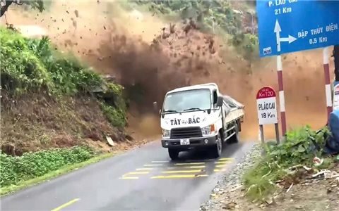"Thần kỳ" một chiếc ô tô thoát khỏi vụ sạt lở ở cung đường lên Sa Pa