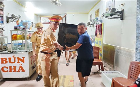 Người dân phường Yên Bái chạy lũ trong đêm