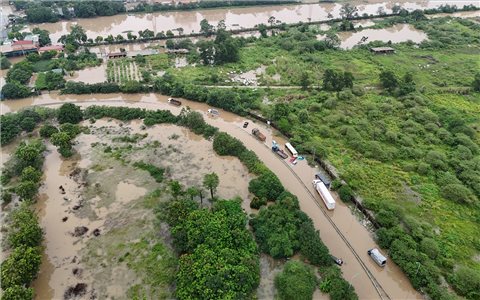 Hà Nội: Mưa lớn gây ngập lụt nghiêm trọng, nhiều tuyến đường ở Tây Mỗ và Đại lộ Thăng Long tê liệt