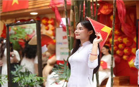 Cần Thơ rực rỡ sắc cờ dịp Quốc Khánh, người trẻ háo hức lan tỏa tình yêu Tổ quốc
