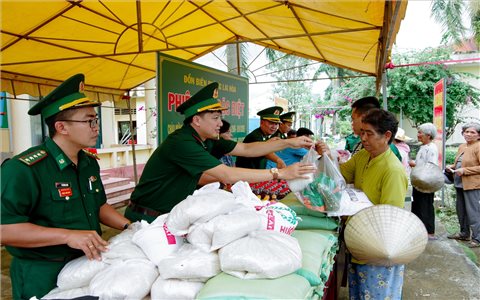 Cần Thơ: Phiên chợ đặc biệt gắn kết quân dân khu vực biên giới biển dịp Quốc khánh