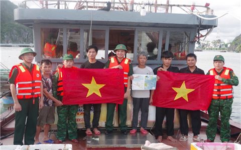 Vượt sóng gió gieo “con chữ luật pháp” giữa biển khơi