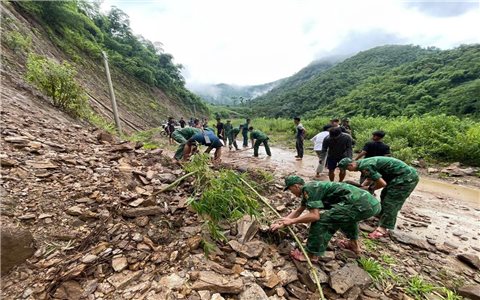 Cán bộ, chiến sĩ Biên phòng Thanh Hóa dọn sạt lở, bảo đảm giao thông an toàn