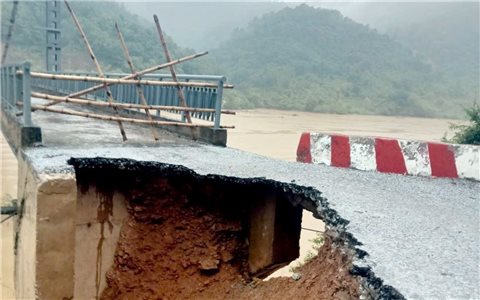 Gần 300 hộ dân xã Tam Quang bị chia cắt vì cầu bắc qua sông Cả bị sụt mố