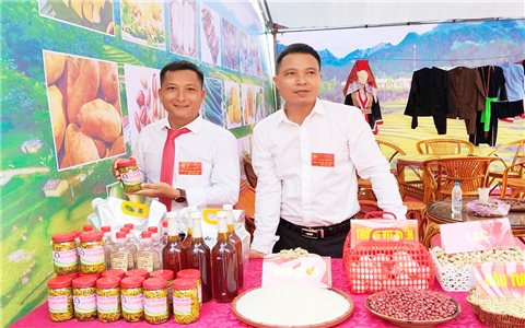 Đồng bào vùng núi làm OCOP thu bạc triệu