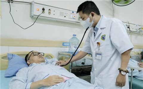 Thanh niên bất ngờ ngã khụy khi đang chờ khám ở bệnh viện