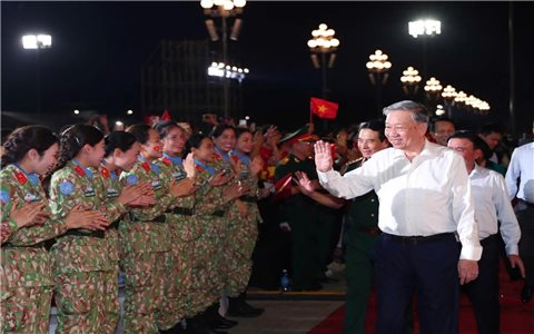 Tổng Bí thư Tô Lâm dự chương trình chính luận nghệ thuật Dưới cờ vinh quang