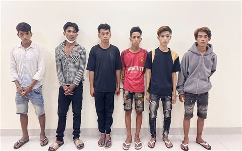Đi ăn trộm bị đuổi đánh, về kéo cả nhóm bạn bất hảo quay lại trả thù