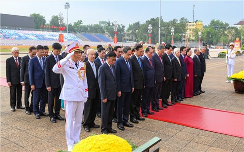 Các đồng chí lãnh đạo Đảng, Nhà nước vào Lăng viếng Chủ tịch Hồ Chí Minh