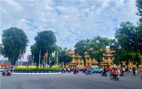 Người dân nô nức ra phố đón mừng ngày Quốc khánh