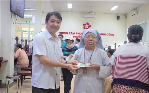 “100.000 đồng còn quý hơn 10 lượng vàng, vì đó là món quà của Tổ quốc”