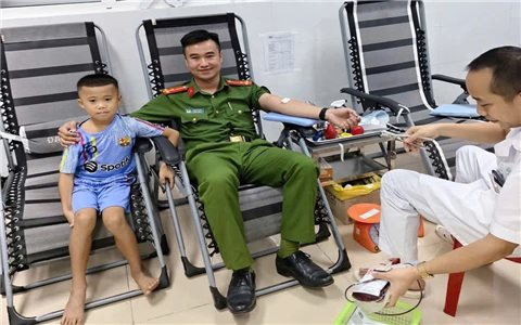 Thượng úy Công an xã kịp thời hiến máu cứu bệnh nhân nhi