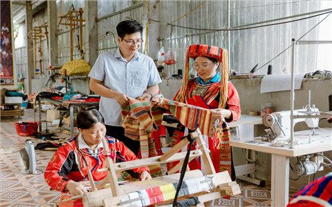Sắc màu thổ cẩm Pà Thẻn trên đất Tân Trịnh