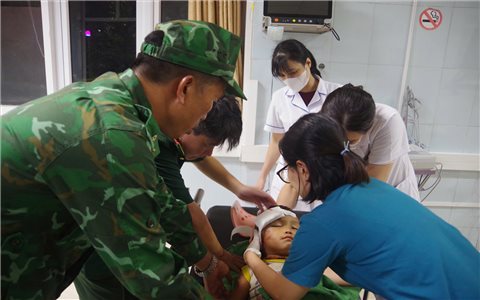 Bộ đội Biên phòng Lai Châu kịp thời cứu cháu bé dân tộc Dao bị ngã cầu, chấn thương nặng