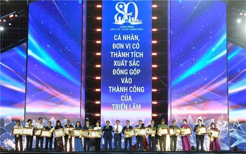 Bộ Dân tộc và Tôn giáo được tặng Bằng khen của Thủ tướng Chính phủ và đạt giải thưởng “Không gian trưng bày tiêu biểu" tại Triển lãm thành tựu đất nước