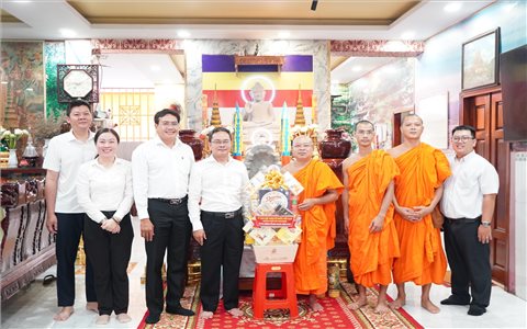 Lãnh đạo TP. Hồ Chí Minh thăm, tặng quà đồng bào dân tộc Khmer nhân dịp Lễ Sene Dolta