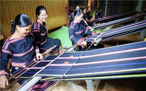 Thổ cẩm - sản phẩm khởi nghiệp hiệu quả của phụ nữ Gia Rai