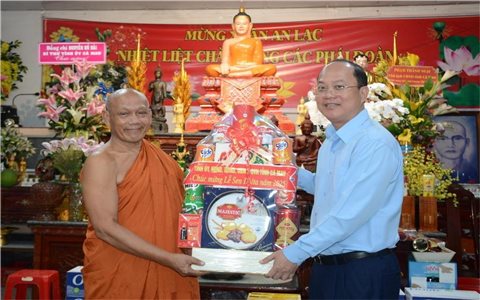 Lãnh đạo tỉnh Cà Mau thăm, tặng quà sư sãi và đồng bào Khmer nhân Lễ Sene Dolta