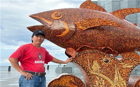 Cá ngừ khổng lồ từ vỏ gáo dừa đậm nét giao thoa văn hóa biển rừng
