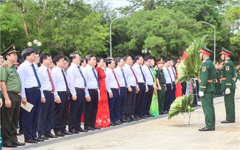Đoàn đại biểu dự Đại hội Đảng bộ tỉnh Tuyên Quang lần thứ I dâng hương tại Khu di tích quốc gia đặc biệt Tân Trào