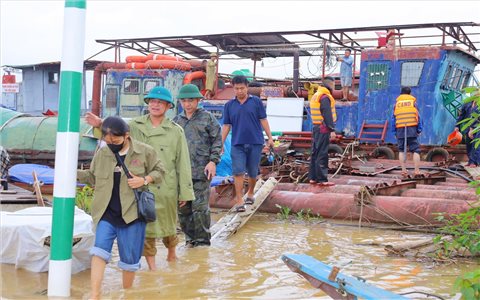 Nghệ An: Di dời khẩn cấp nhiều 8 hộ dân ở xóm chài ven sông Lam