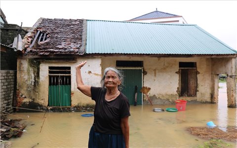 Nước mắt người dân vùng lũ sau bão số 10