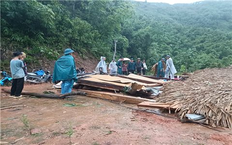 Tuyên Quang: Dông lốc dân bị bay nhà, nhiều tài sản hư hỏng