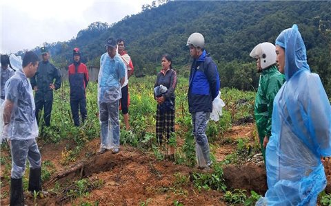Quảng Ngãi: Vết nứt trên sườn đồi dốc núi rộng khoảng 5 - 15 cm, nguy cơ sạt lở rất cao