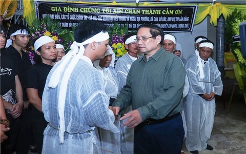 Thủ tướng viếng những người thiệt mạng, thăm hỏi người dân bị thiệt hại do lốc xoáy tại Ninh Bình