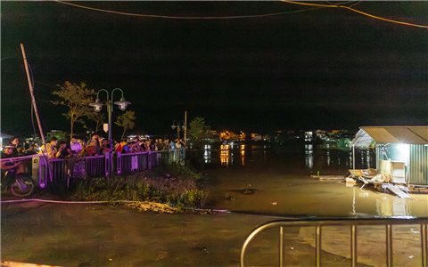 Tuyên Quang: Người dân hiếu kỳ kéo nhau ra xem nước lũ dâng cao