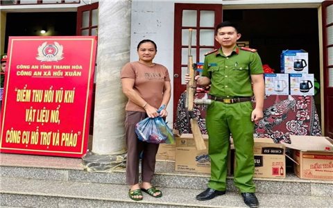 Hồi Xuân (Thanh Hóa): Đổi vũ khí lấy quà, trao bình yên cho cộng đồng