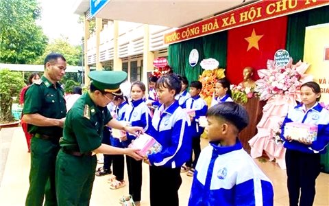 Trao gần 1,6 tỷ đồng Nâng bước em đến trường cho học sinh biên giới Gia Lai